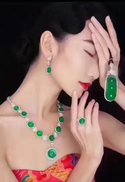 女人佩戴翡翠,不仅时尚美丽,还显得温婉有内涵