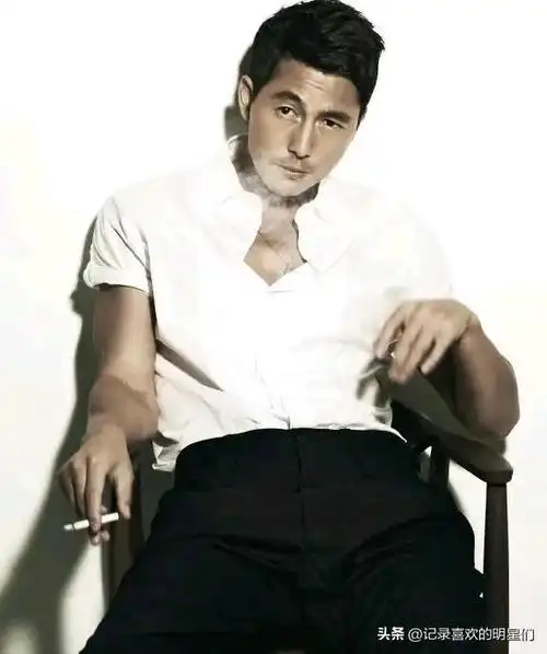 一起来看看韩国这两位帅气迷人十足的大叔级别男演员吧!