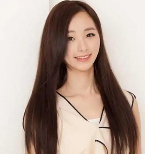 发型属于中长发,可以满足初中女生对于长发的需求,容易打理又非常好看