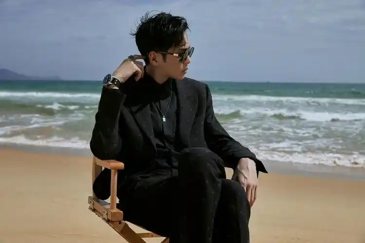 张若昀身着西服搭配墨镜拍摄海边时尚大片