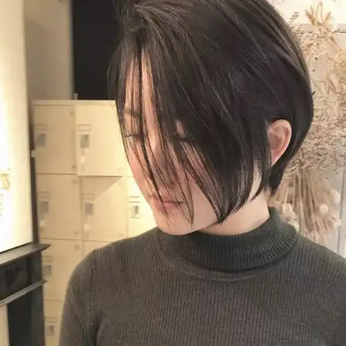 短发短发加酒红色雾系蓬松短发这一款稍微有点个性下面还有……怎么样