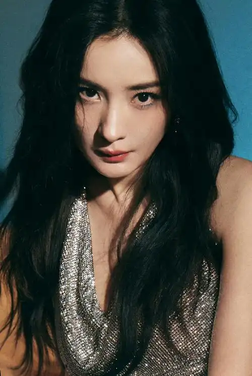 杨幂露背高定裙