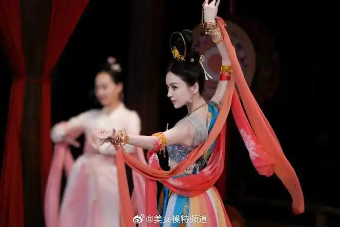 古力娜扎敦煌风撑伞剧照