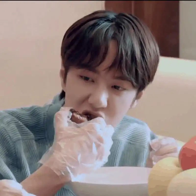 看王一博大口干饭心情好好. 感觉自己也可以多吃一碗饭了.