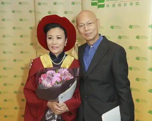 汪明荃大家要是不熟悉,那么她的丈夫想必大家肯定一说就知道,罗家英