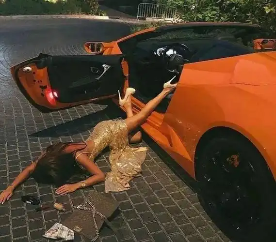 "摔倒炫富"的精神分析