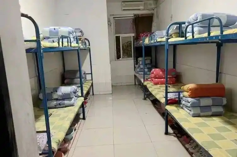 高二理部宿舍内务大整理,同学们积极整理内务,班主任亲临指导.