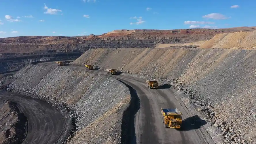 平朔集团露天矿作业现场保供一线.jpg