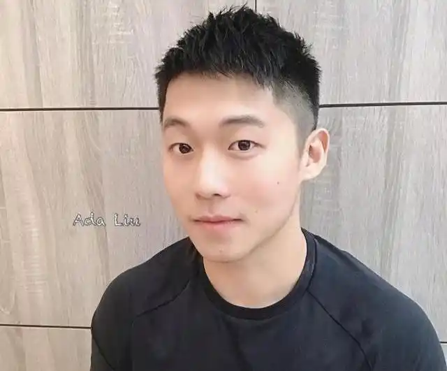 男生"两边掏空"发型叫什么?这几个造型潮流帅气,剪完提升颜值