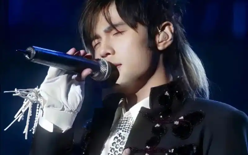 去年的冬天,我们穿着黑色毛衣"周杰伦"黑色毛衣