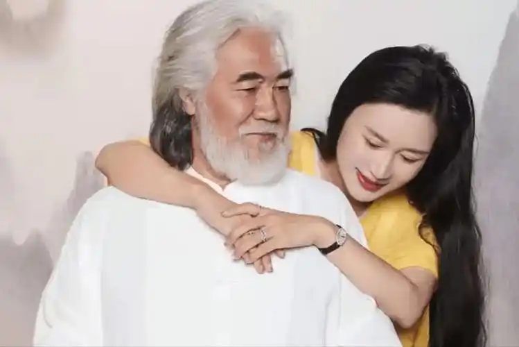 张纪中一家7口旅游,和小4岁岳父像两代人,靠打19万生命针延寿_王玎