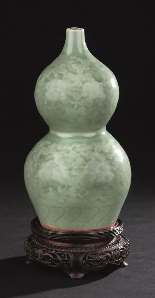 明代13681644龙泉窑刻缠枝莲纹葫芦瓶