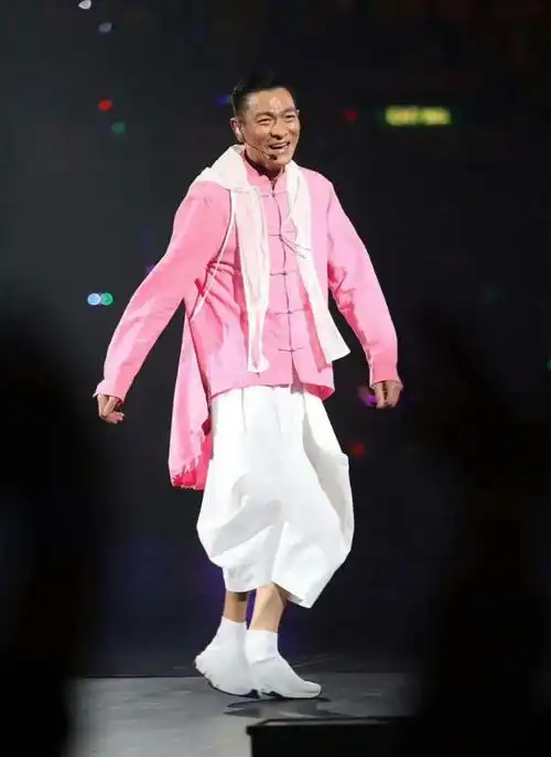 刘德华花5亿养大11岁女儿刘向蕙跟父亲一起开画展唱歌天赋好