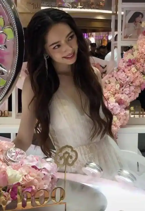 郭碧婷在站台拍照,天使装实力抢镜_明星_漂亮_艳羡