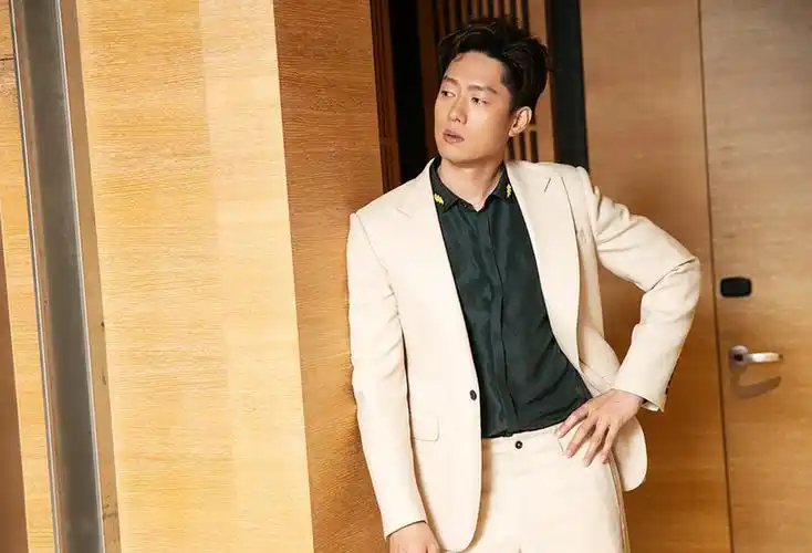 凌潇肃沉稳儒雅西装写真图片