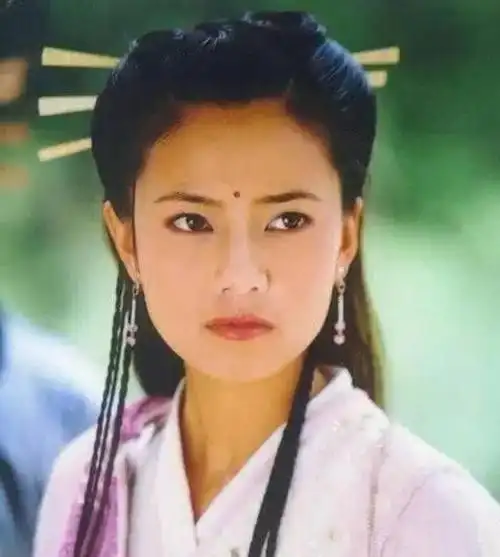 41岁高圆圆穿露腰吊带裙现身皮肤紧致似少女与粉丝合影超亲切