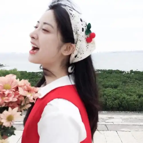 沈月头像来啦樱桃头巾手捧鲜花好清纯好甜啊