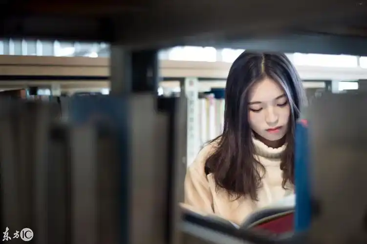 她经常到四川图书馆读书,读出了气质,被网友称为书香气质女孩