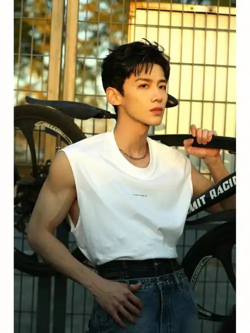 白敬亭出道八周年快乐