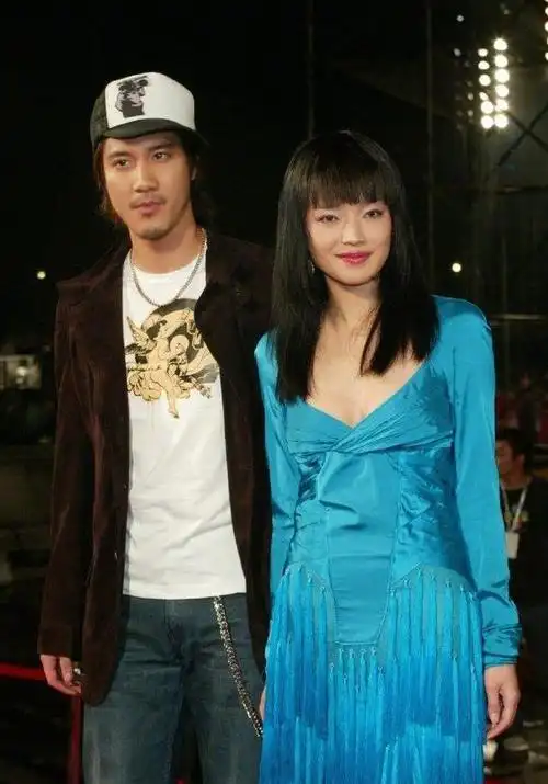 真甜蜜!48岁舒淇办结婚纪念日,现场照片曝光,鲜花簇拥很浪漫