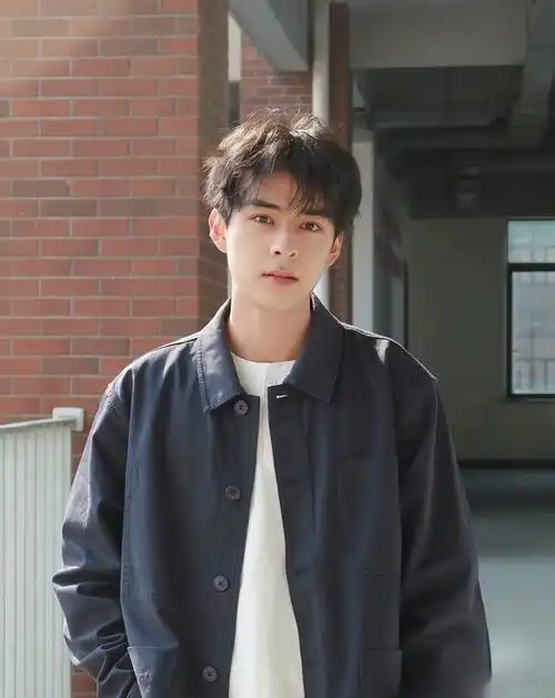 韩式微分纹理烫
很自然的一个男生烫发