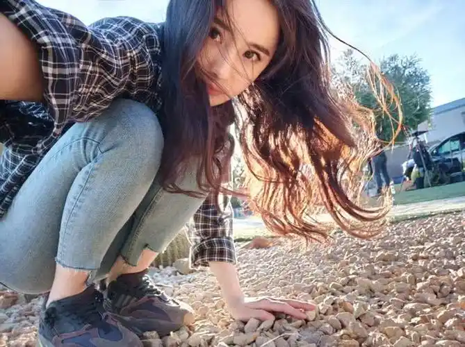 被杨幂的碎花裙惊艳到了,红色渐变湛蓝色,32岁嫩成了22岁