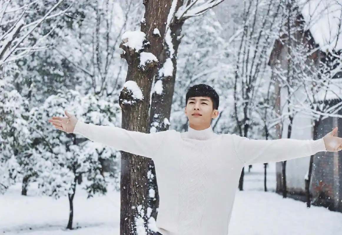 炎亚纶冬日雪中帅气写真高清图片36