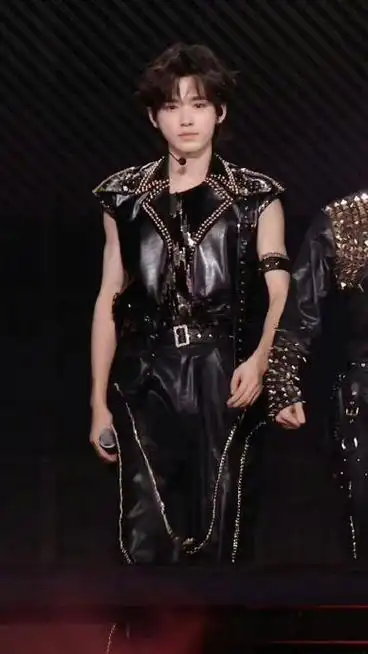 宋亚轩卷毛无袖再加金属臂环真的绝杀啊啊啊