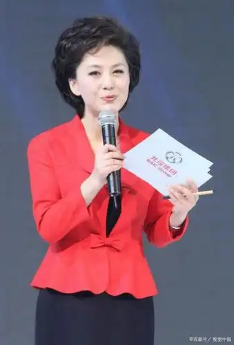 实在不可思议!央视主持人李梓萌海霞低头念稿,大家却一片叫好