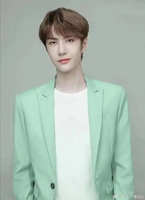 你是光芒四射的偶像王一博  你是成熟稳重的演员王一博  你是魅力