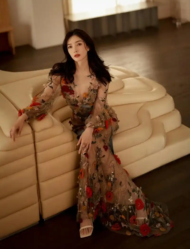 江疏影今日红毯造型太美了!