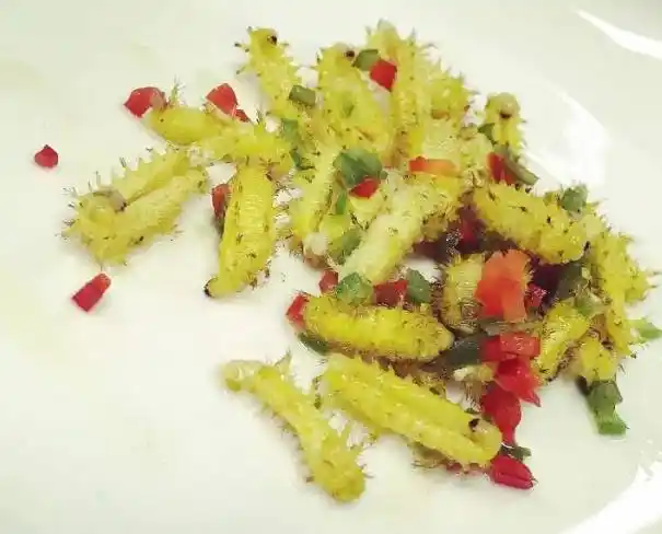 而火烧洋辣子蛋在儿时确实是一道非常不错的美味,用火一烧蛋就爆开了