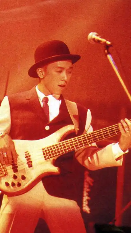 p1 1991年beyond生命接触演唱会,贝斯手黄家强.