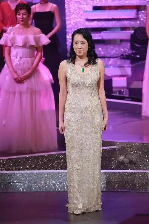 老年的朱玲玲也有港姐气质!穿玫粉色裙子优雅端庄,没啥岁月痕迹