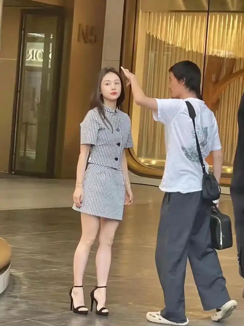 王子文身高155,属于娇小可爱型,穿上黑色高跟鞋也很显腿长.