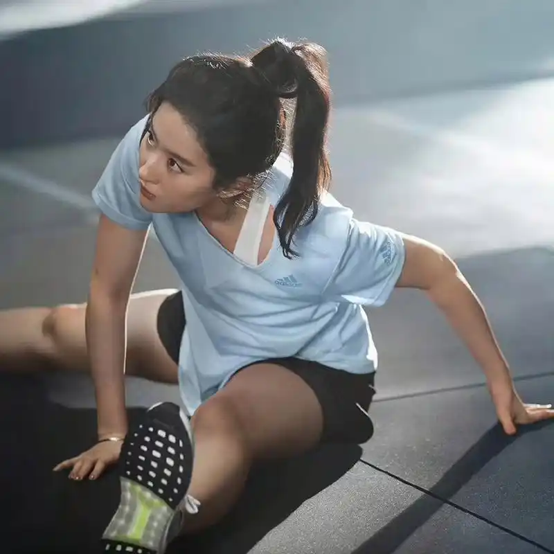 看刘亦菲在健身房内,衣着舒适,神态专注,她的跳绳在阳光下闪烁着光芒.