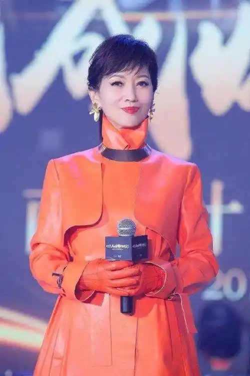 70岁雅芝也玩"下半身失踪",穿卫衣 短裤超减龄,高调秀大长腿_赵雅芝