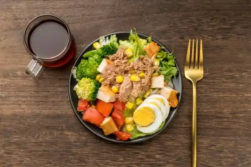 一盘金枪鱼蔬菜沙拉西餐菜品特写