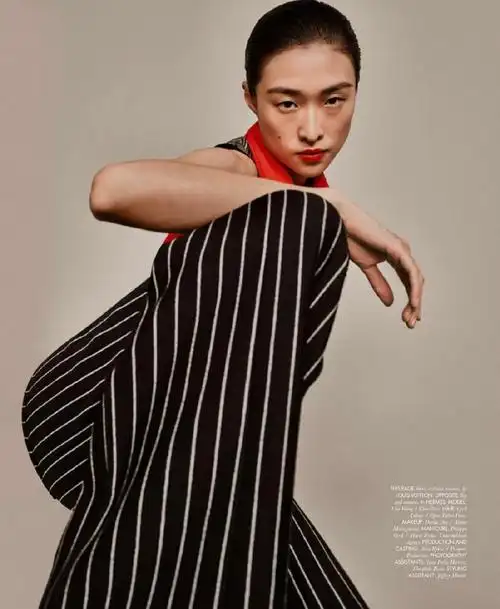 汪曲攸登新《elle》四月刊封面大片_风尚星闻_时装_模特中国