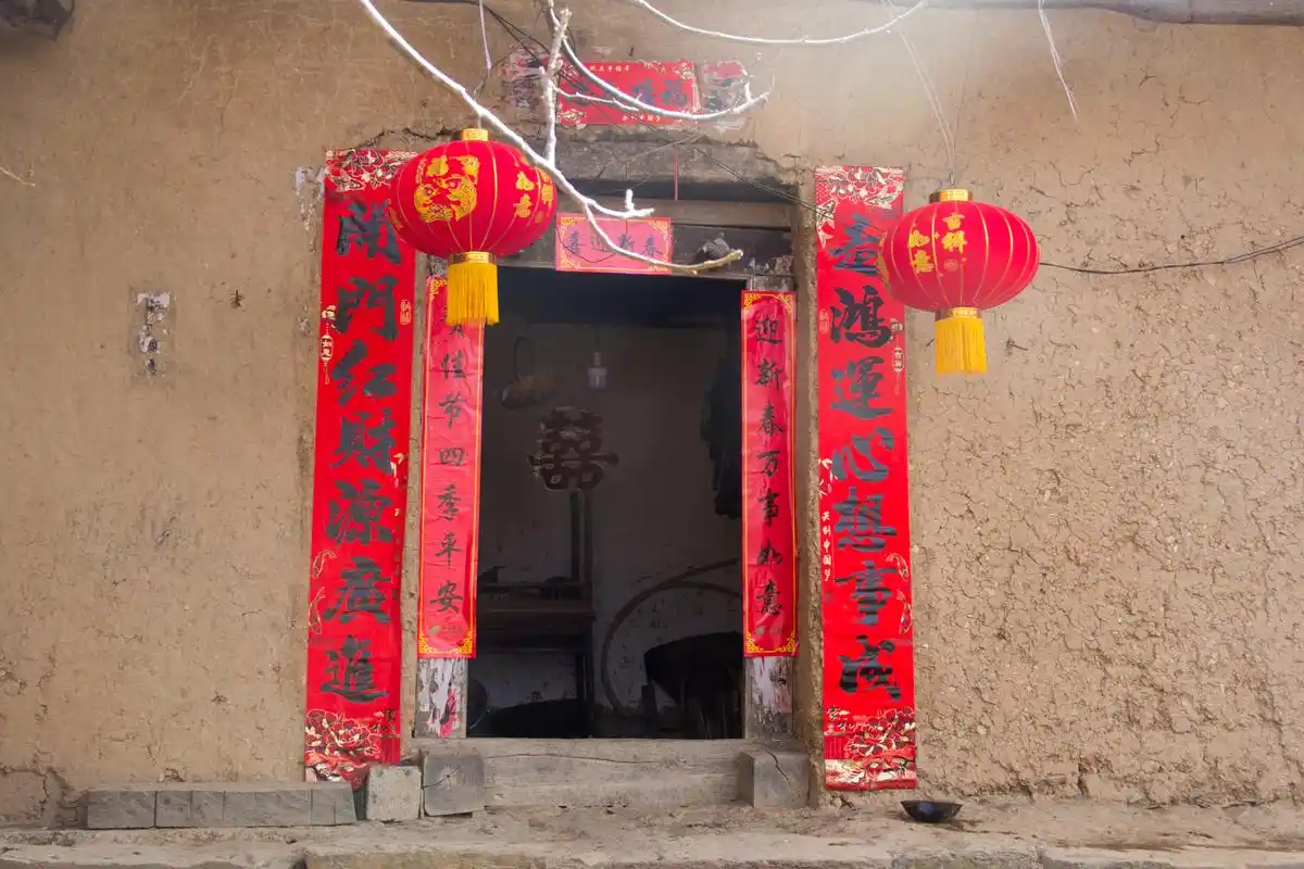 行走秦岭:墙上这个大红"囍"字,是这户人家最闪亮的地方