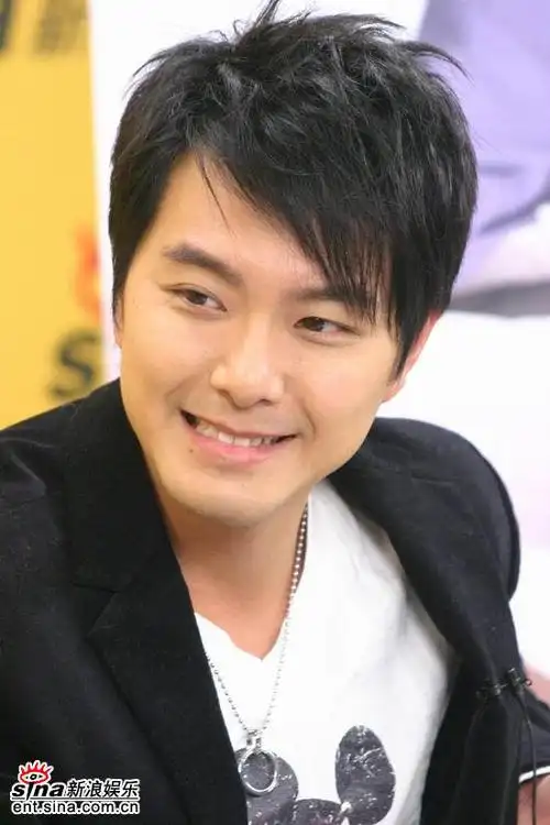 图文萧正楠做客新浪聊最新歌曲灿烂笑脸