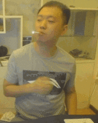 药水哥沙雕抽烟 gif 动图_gif_沙雕_动图_药水_抽烟表情