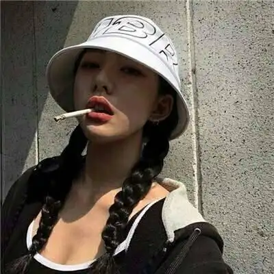 最近很火的社会女抽烟头像 有范的社会女霸气头像