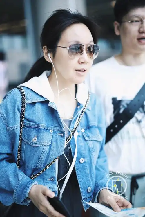 47岁闫妮穿牛仔外套搭薄纱裙似少女,然而看到她的素颜一秒尴尬了