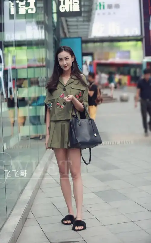 重庆观音桥街拍:穿拖鞋逛街感觉太爽了