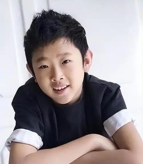 演员侯祥,他在9岁时就停止了生长,因此被称为"不老童星".