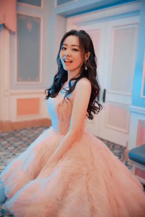 太迷人了!张靓颖穿粉色纱裙摆pose 好似梦幻小公主