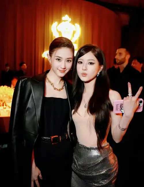 何超莲赵露思合照,不得不说何超莲颜值的确出众,和女明星合照也丝毫不