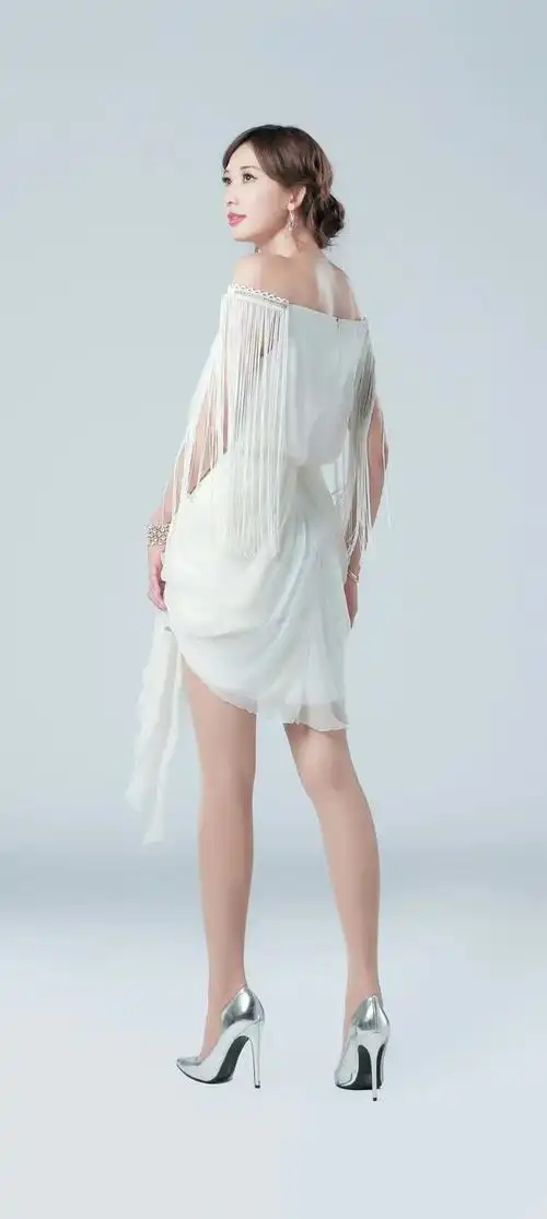林志玲身着白色抹胸裙,展现出性感与美丽.