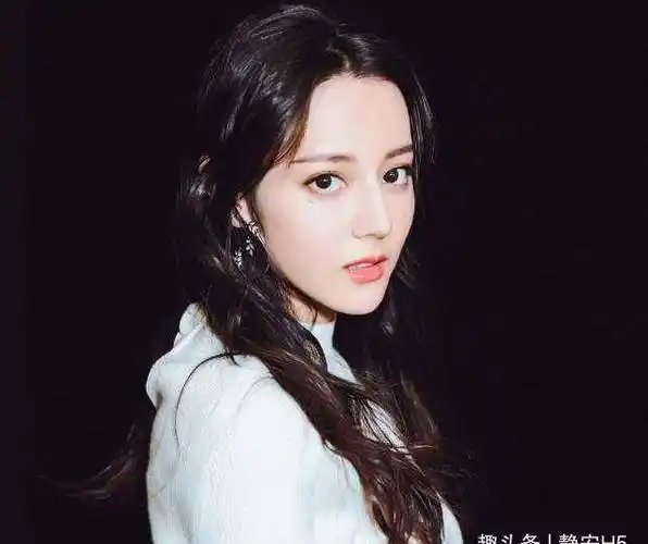 迪丽热巴最新大片脸崩到让人不适,网友吐槽像雇了个替身演员拍的_自拍